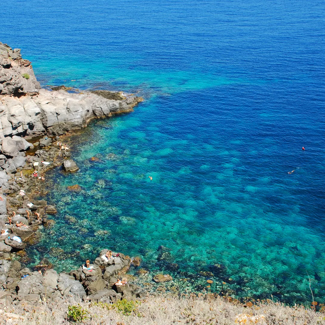 Spiagge di Pantelleria. Tra scogli neri e acque cristalline